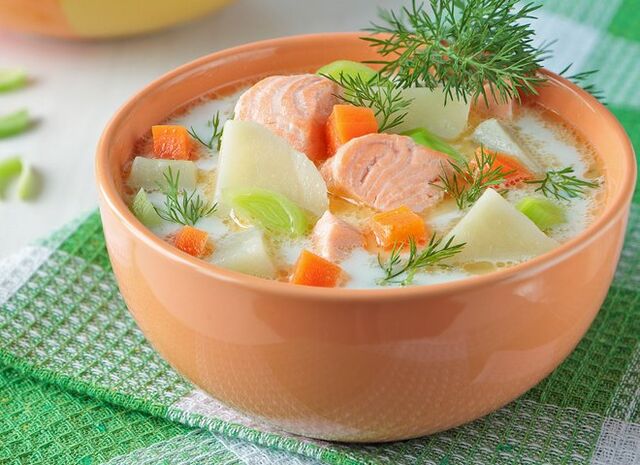 سوپ ماهی قزل آلا نروژی برای کسانی که در رژیم دوکان در مرحله تناوب یا تثبیت وزن کم می کنند. 